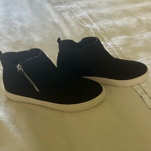 Booties lined with faux fur, side zip made of suede with a rubber sole.